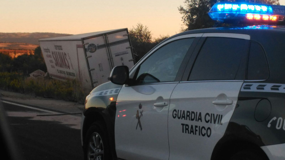 Uno de los camiones implicados en el accidente registrado en la AP-15 cerca de El Carrascal en el que un conductor ha resultado herido.