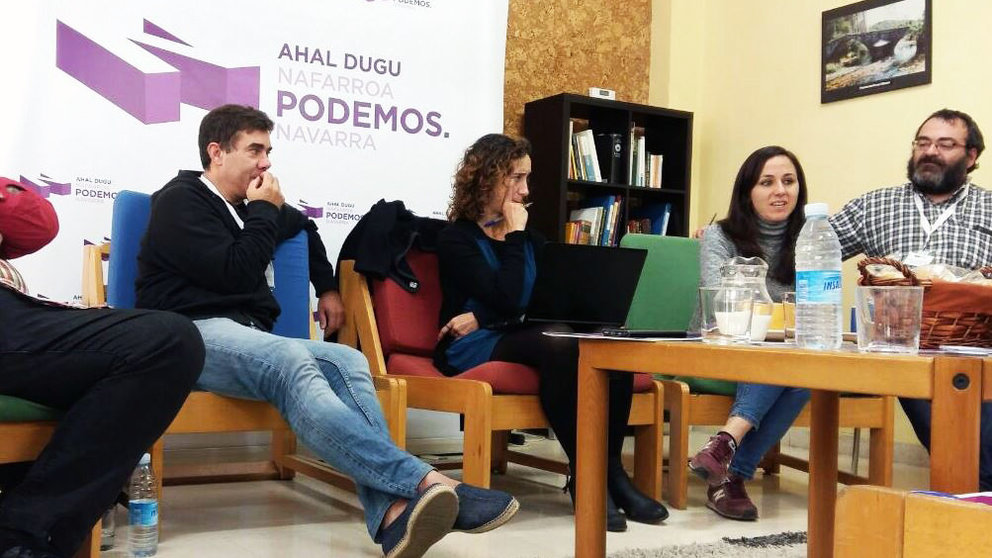 Un momento de la cita celebrada por Podemos en Estella, con Eduardo Santos y Ione Belarra. FOTO PODEMOS NAVARRA