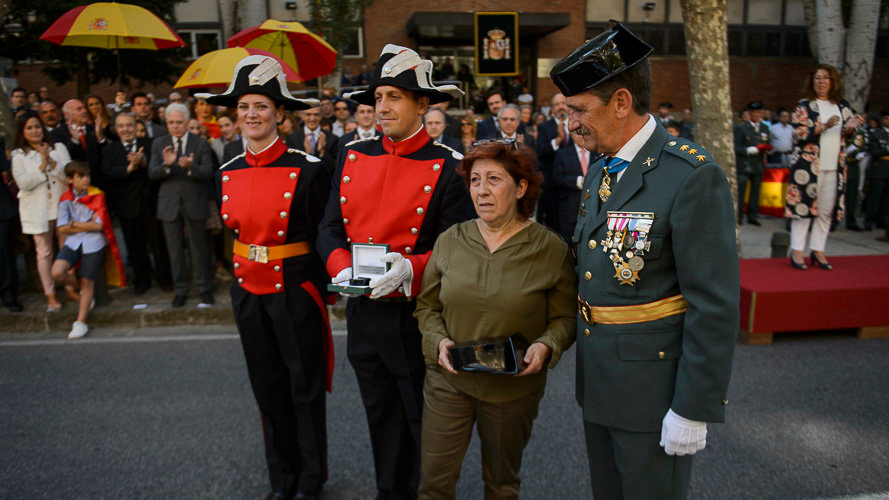 Maribel Vals, de la Asociación Vecinos de Paz de Berriozar, recibe el tricornio de la Guardia Civil de manos del coronel Jefe Javier Hernández. PABLO LASAOSA