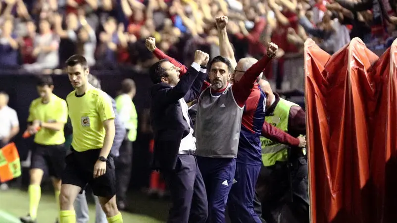 El entrenador de Osasuna Diego Martínez celebra con el banquillo la victoria ante el Albacete en El Sadar LFP