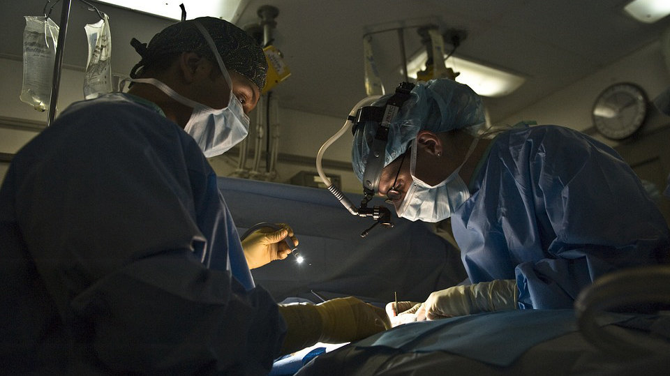 Varios médicos atienden a una persona en el quirófano después de ingresar en el hospital ARCHIVO