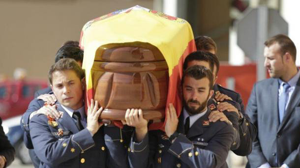 Imagen del funeral de Borja Aybar, el capitán fallecido en un accidente aéreo tras participar en el desfile del Día de la Hispanidad Foto MINISTERIO DE DEFENSA