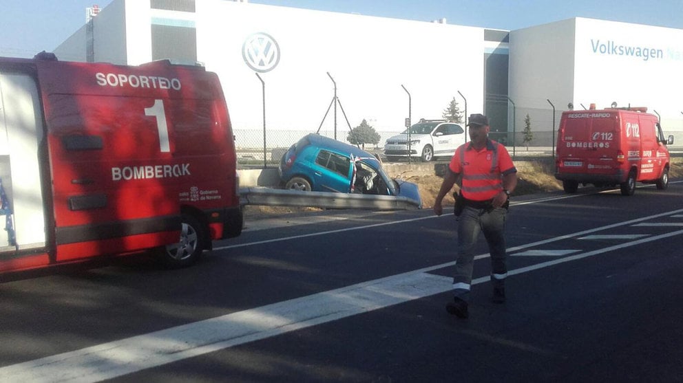 Una mujer herida al salirse de la vía con su coche junto a la fábrica de Volkswagen Navarra.