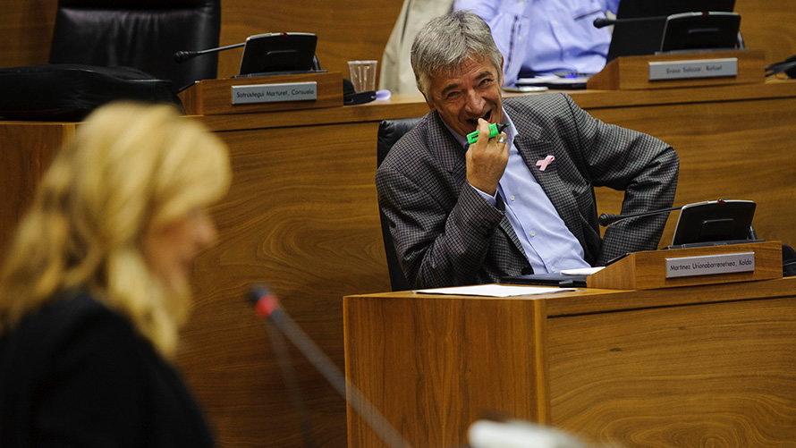 Koldo Martinez eschucha atentamente a Ana Beltrán en el Parlamento de Navarra. MIGUEL OSÉS