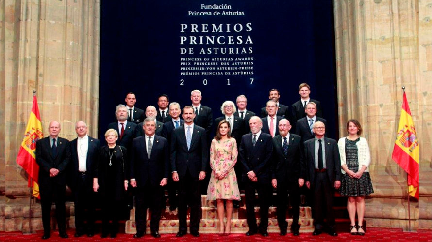 Los reyes posan junto a los galardonados en los Premios Princesa de Asturias 2017