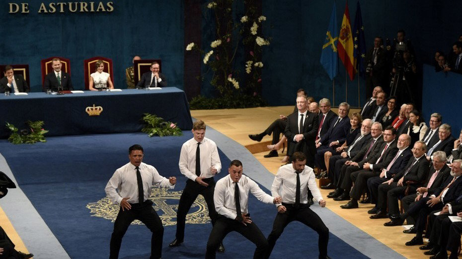 Los All Blacks realizan su famosa danza Haka tras recibir el Princesa de Asturias 2017.