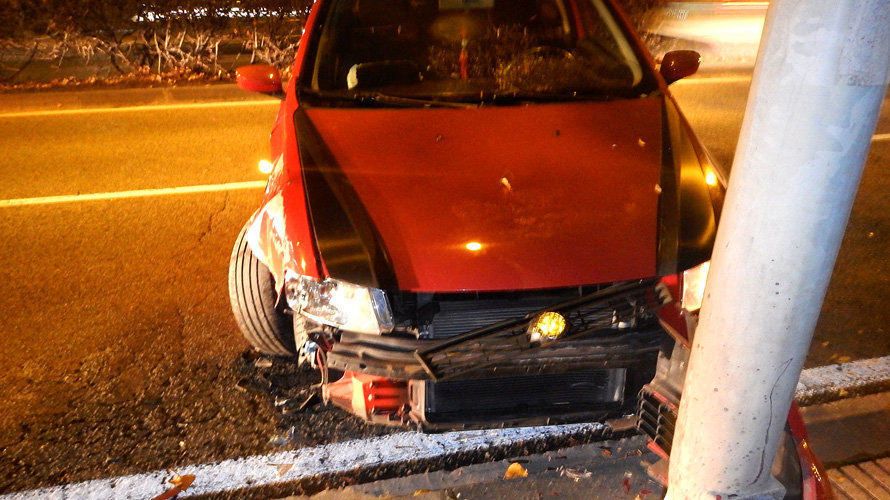 Estado en el que ha quedado el vehículo empotrado contra una farola en la avenida Aróstegui. POLICÍA MUNICIPAL