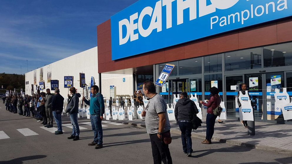 Los delegados de ELA protestan en la tienda de Decathlon en Pamplona por la marcha del almacén logístico de la compañía a León TWITTER LAB