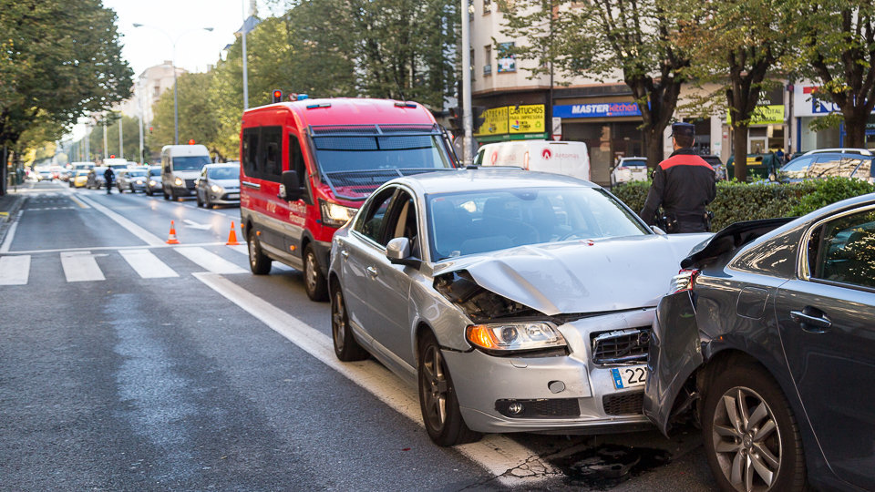 La Policía Foral y Policía Municipal de Pamplona atiende un accidente de tráfico en la Avenida Baja Navarra. IÑIGO ALZUGARAY (2)