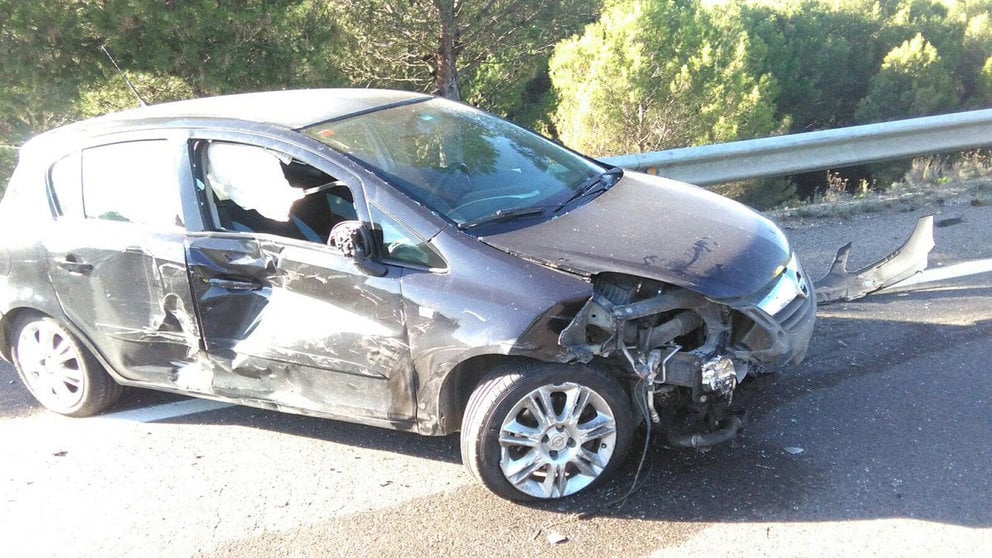 Estado del vehículo en el que viajaban un adulto y tres menores tras el choque de un camión en Caparroso.