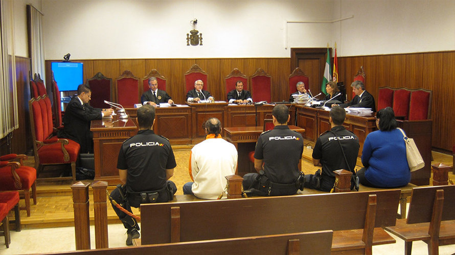 Una imagen del juicio en el que yace sentado el padre acusado de violar a su hija menor