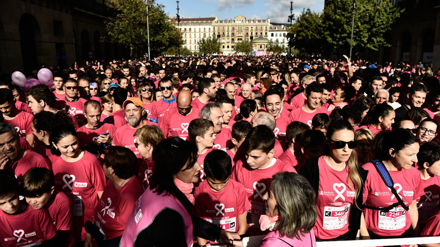 Miles de participantes se han vestido de rosa para correr contra el cáncer de mama en Pamplona. MIGUEL OSÉS (2)
