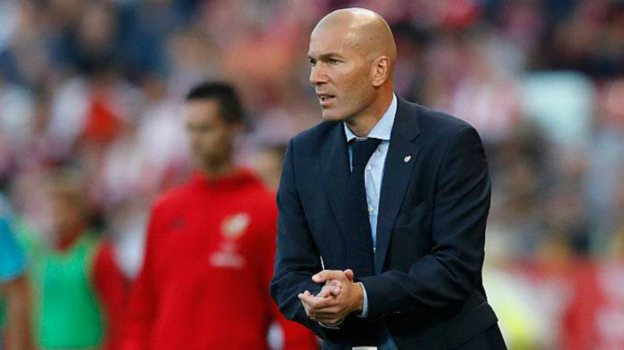 Zidane en el banquillo de Montilivi. Real Madrid.