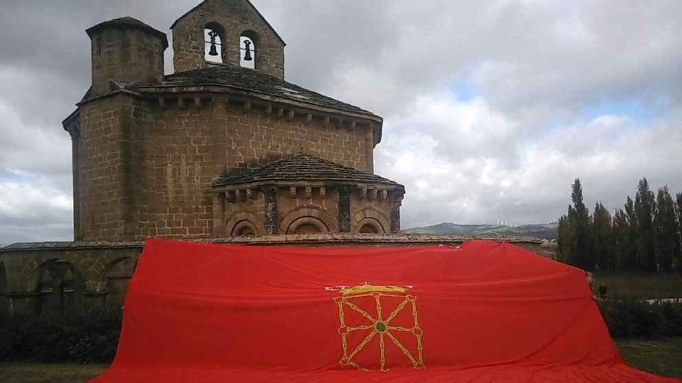 La bandera de Navarra enarbolada en Eunate CEDIDA