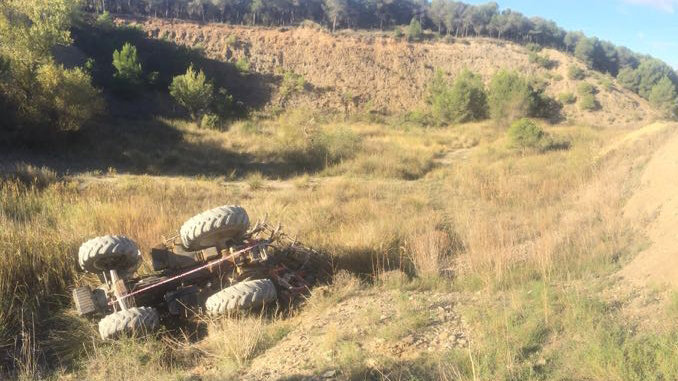 Eel tractor que conducía un vecino de 87 años de Carcastillo y que ha volcado en el camino rural de Larrate POLICIA FORAL