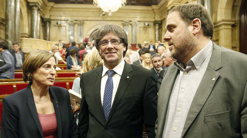 La presidenta del Parlament, Carme Forcadell, junto al expresidente y exvicepresidente de la Generalitat, Carles Puigdemont y Oriol Junqueras EFE