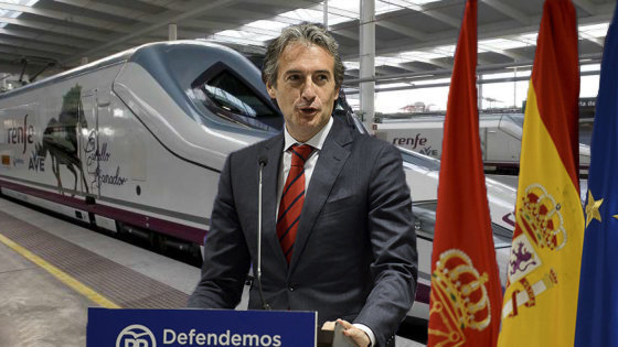 El ministro de Fomento Iñigo de la Serna en rueda de prensa junto a la imagen de un tren de alta velocidad de Renfe FOTOMONTAJE