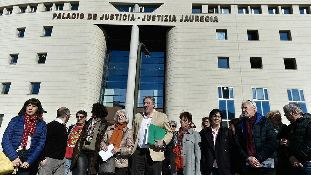 Joseba Asirón acude al juzgado para presentar la querella contra crímenes del franquismo en Pamplona. PABLO LASAOSA (10)