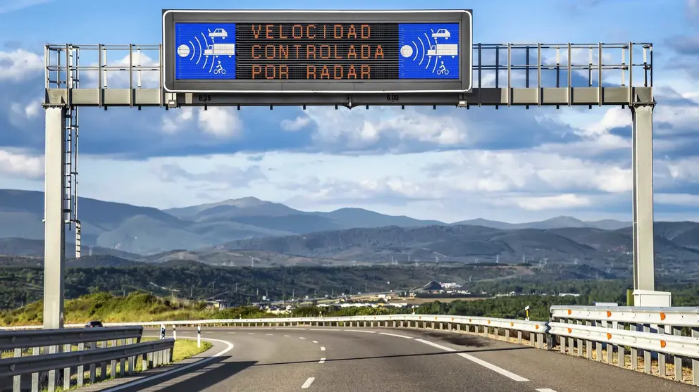 Un cartel recuerda la presencia de radares en una autopista CEDIDA