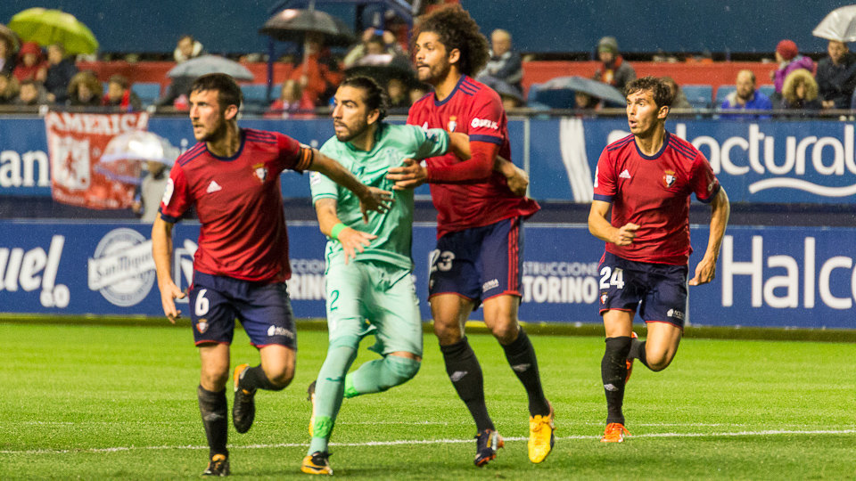 Partido entre Osasuna y Granada disputado en el estadio de El Sadar (26). IÑIGO ALZUGARAY