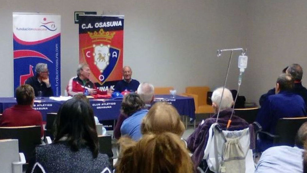Exjugadores de Osasuna visitan el Hospital San Juan de Dios en Pamplona