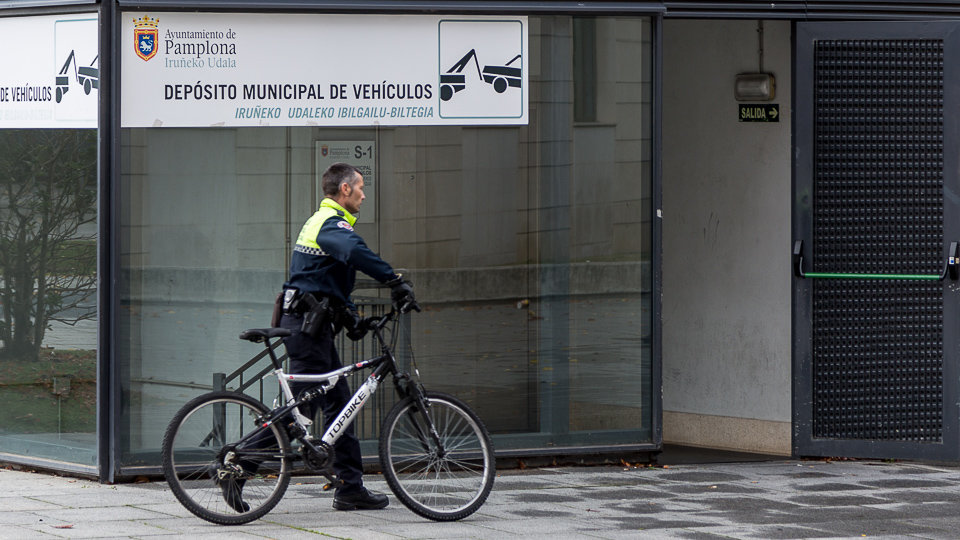 Un agente de Policía Municipal traslada una bicicleta al depósito municipal de vehículos (01). IÑIGO ALZUGARAY