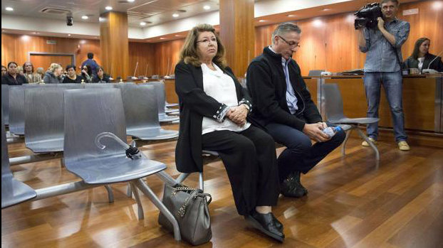 La presidenta de la protectora Parque Animal de Torremolinos junto al otro procesado, durante el juicio celebrado en la Audiencia Provincial de Málaga EFE