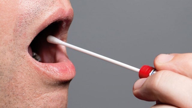 Un hombre se introduce en la boca un hisopo para someterse a un test de drogas ARCHIVO