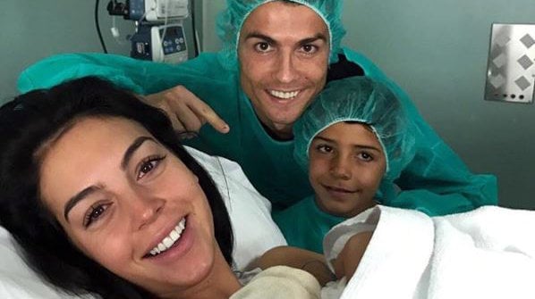 Cristiano Ronaldo posa con su mujer Georgiona y su hijo CR JR en la maternidad