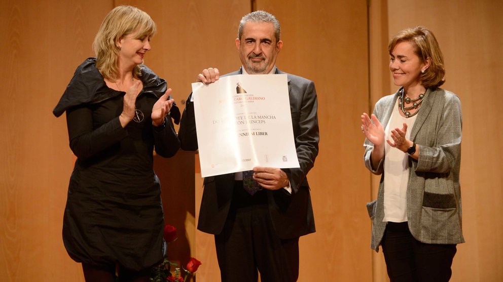 El director de la editorial Milenium Liber muestra el diploma acreditativo del premio Lázaro Galdiano junto a la consejera Ollo y la representante de la Fundación.