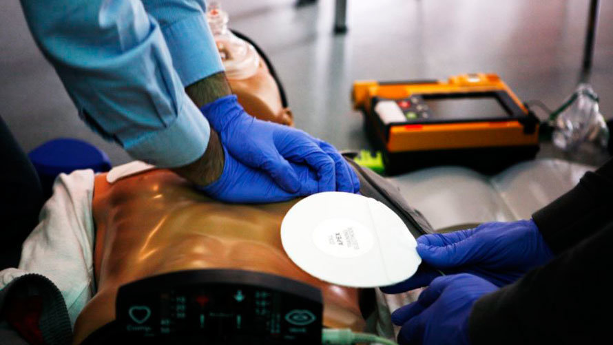 Unas personas realizan un simulacro de una parada cardiorrespiratoria. ARCHIVO