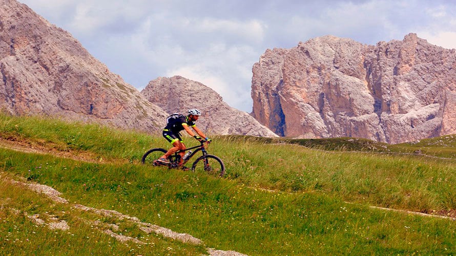 Un ciclista conduce su bici en la montaña