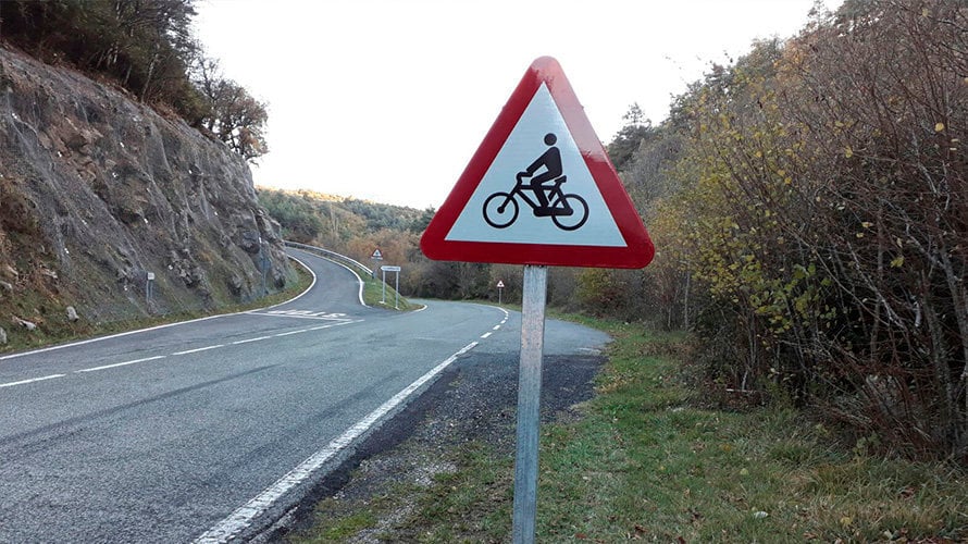 Una de las señales colocadas para advertir de la presencia de ciclistas