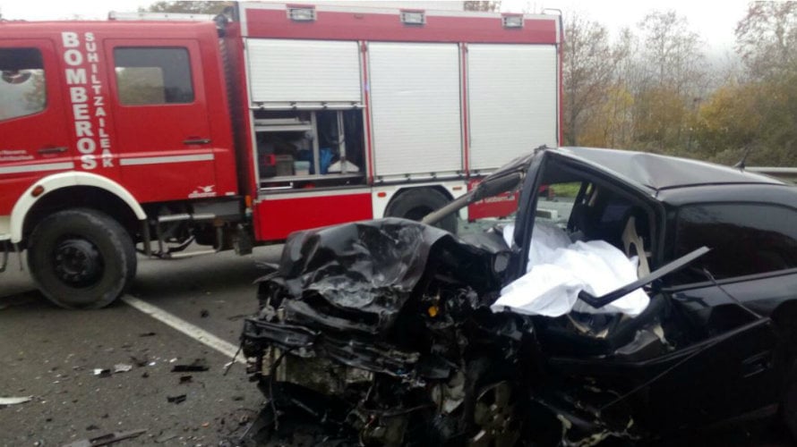 Imagen de uno de los coches implicados en el accidente en el que han fallecido dos personas en Oieregi. BOMBEROS DE NAVARRA
