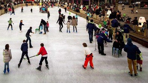 Imagen de una pista de hielo con varios patinadores disfrutando durante una jornada de navidades EFE Archivo