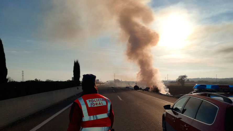 La Policía Foral corta la A68 en Tudela por el accidente y posterior incendio de un camión. POLICÍA FORAL