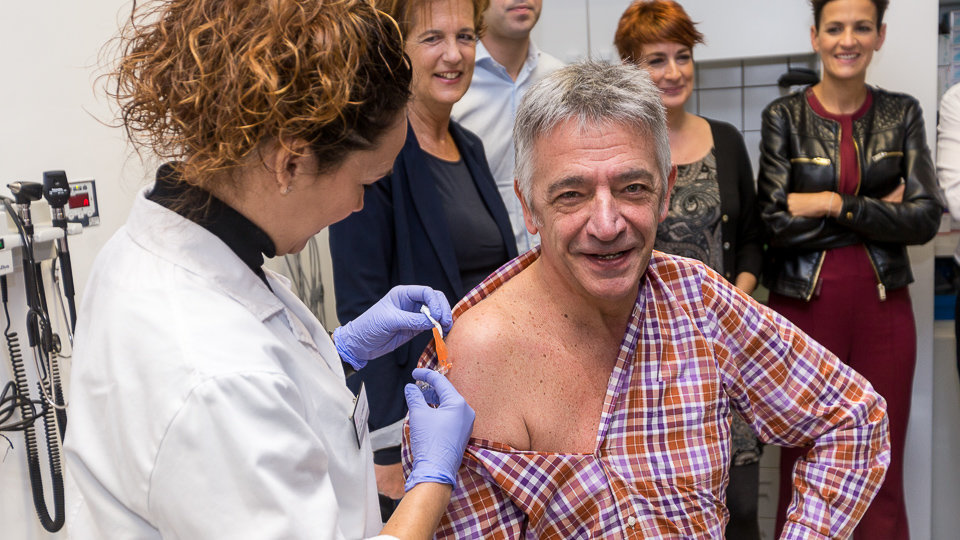 Miembros de la comisión de salud del Parlamento de Navarra se vacunan contra la gripe para animar a los colectivos de riesgo a hacerlo (18). IÑIGO ALZUGARAY