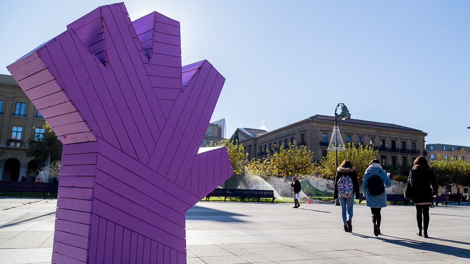 La Plaza del Castillo decorado con manos moradas con motivo del próximo Día Internacional contra la Violencia hacia las Mujeres (06). IÑIGO ALZUGARAY