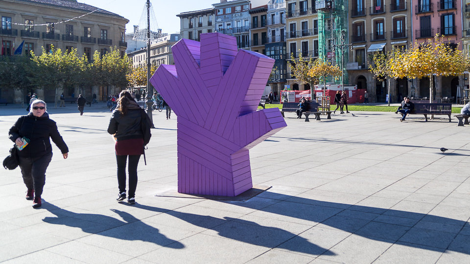 La Plaza del Castillo decorado con manos moradas con motivo del próximo Día Internacional contra la Violencia hacia las Mujeres (08). IÑIGO ALZUGARAY