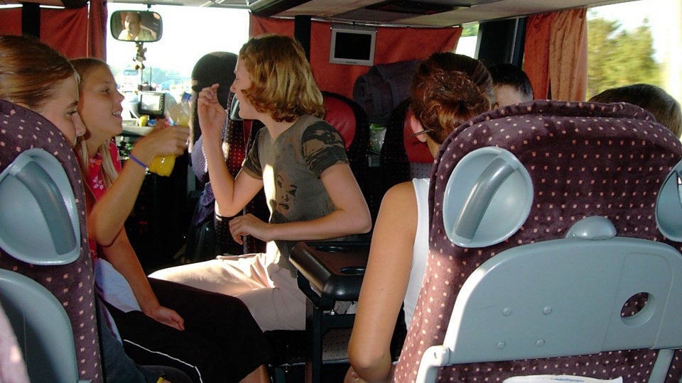 Un grupo de niños y niñas en un autobús transporte escolar colegio. ARCHIVO