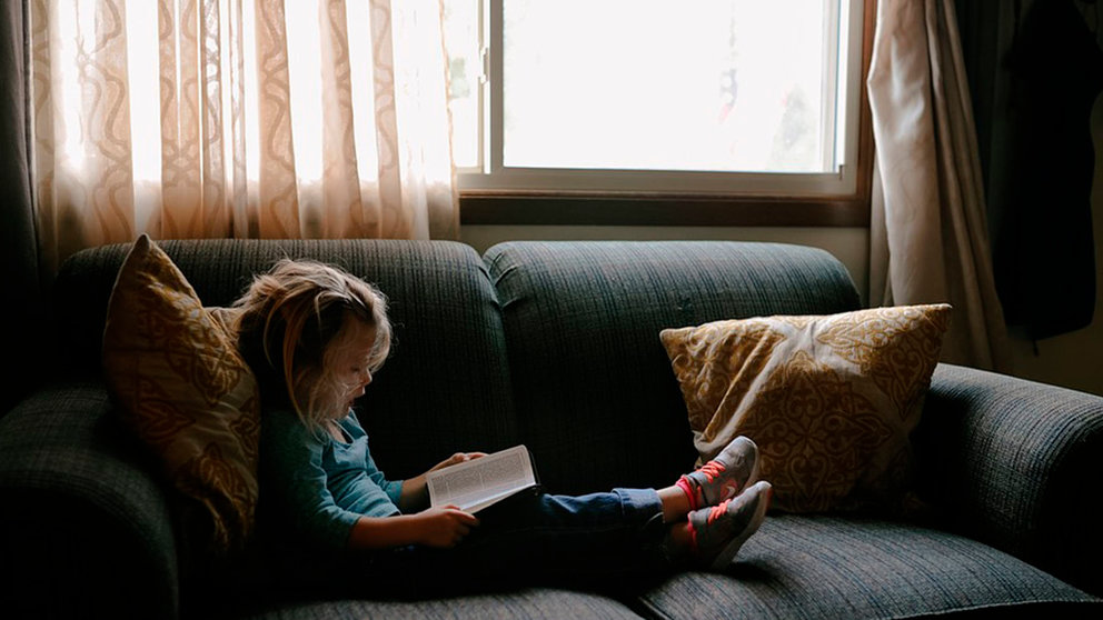 Una niña lee un libro