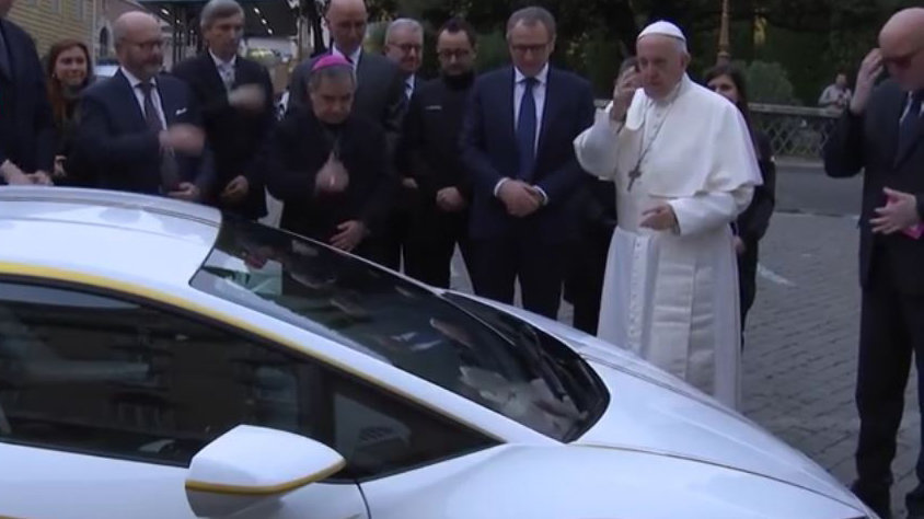 El Papa recibe un Lamborghini que será subastado con fines benéficos ROME REPORTS