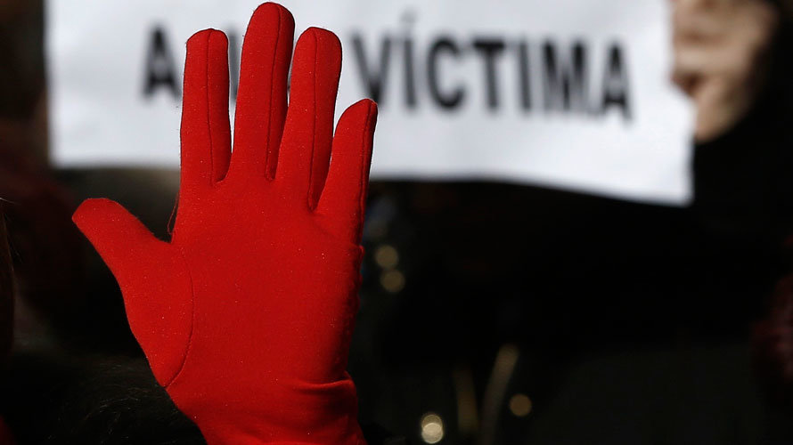 Una de las manos con un guante rojo que se exhibieron en la concentración frente a la Audiencia por el juicio contra La Manada. EFE