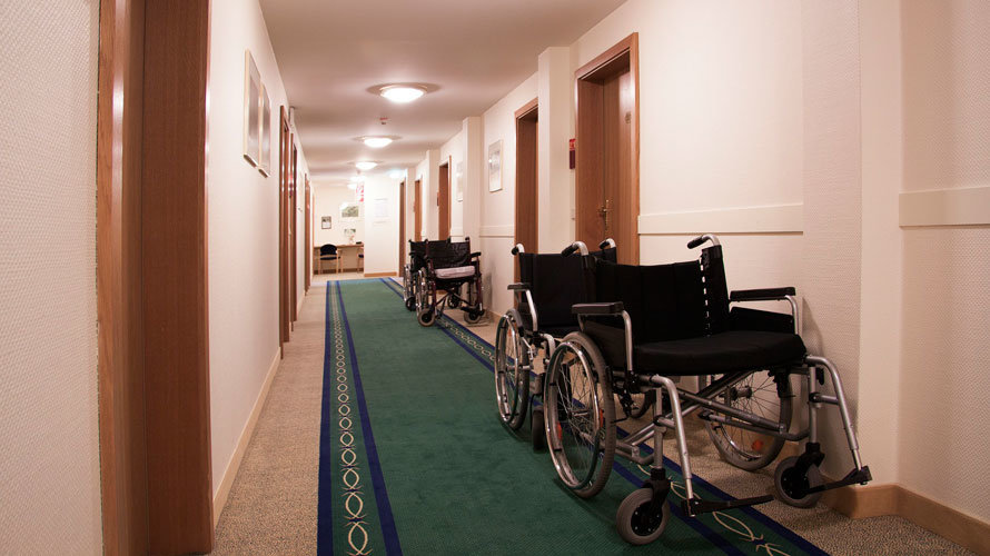 Varias sillas de ruedas en un pasillo. ARCHIVO