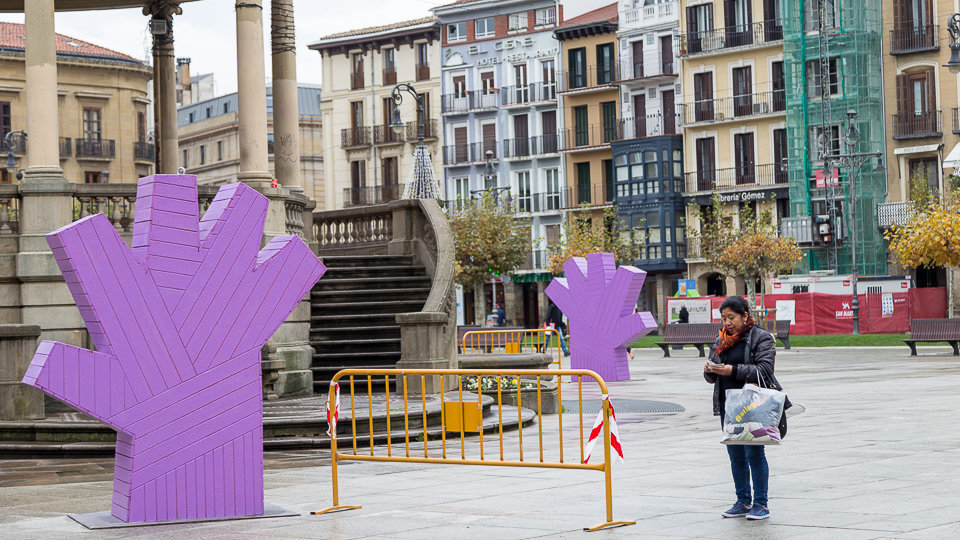Manos moradas contra la violencia machista en la Plaza del Castillo de Pamplona. IÑIGO ALZUGARAY
