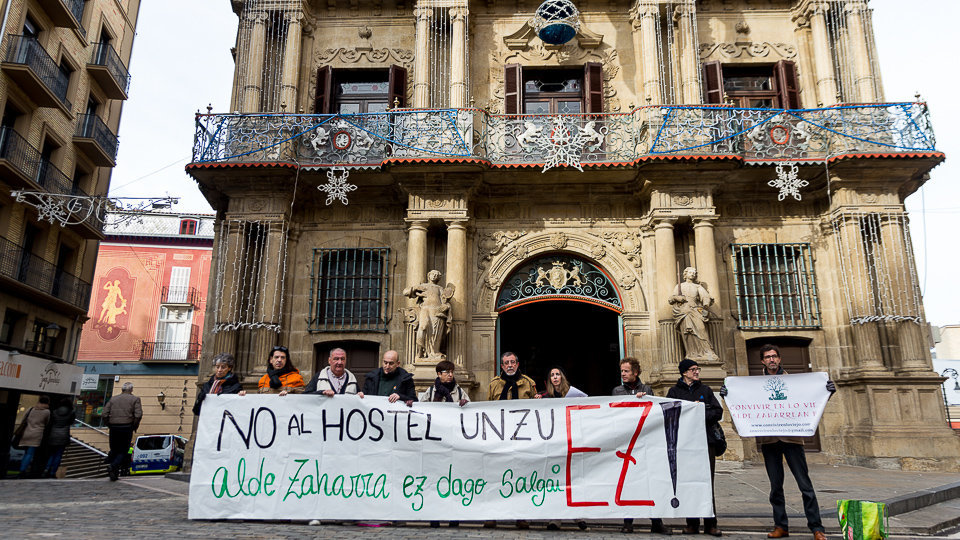 Entrega de firmas contra el proyecto de un hostel en el edificio de Unzu, en la calle Mercaderes de Pamplona (03). IÑIGO ALZUGARAY
