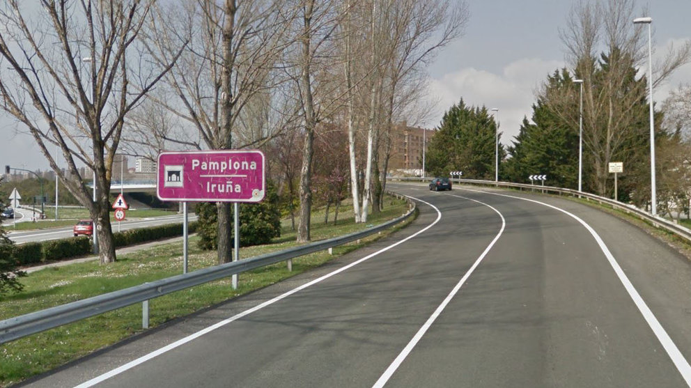 Cartel de bienvenida a Pamplona con la nomenclatura en bilingüe de Pamplona Iruña ARCHIVO