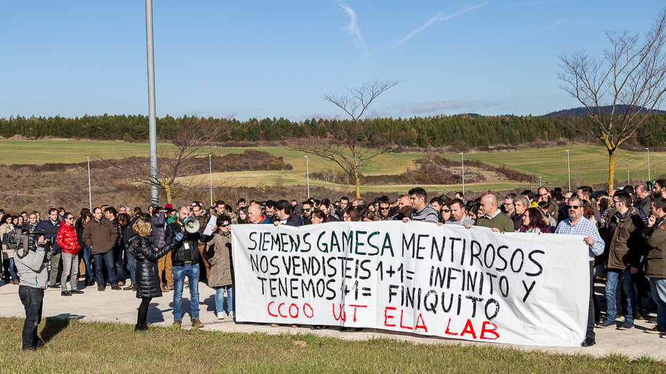 La plantilla de Siemens-Gamesa se concentra Sarriguren para denunciar el ERE de extinción y los despidos previstos (16). IÑIGO ALZUGARAY
