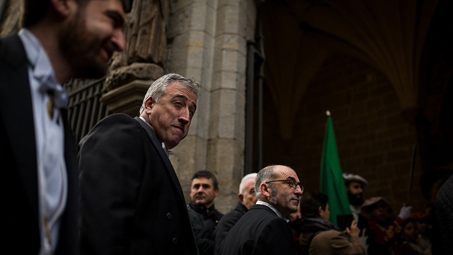 El alcalde Joseba Asirón durante la procesión de San Saturnino. MIGUEL OSÉS