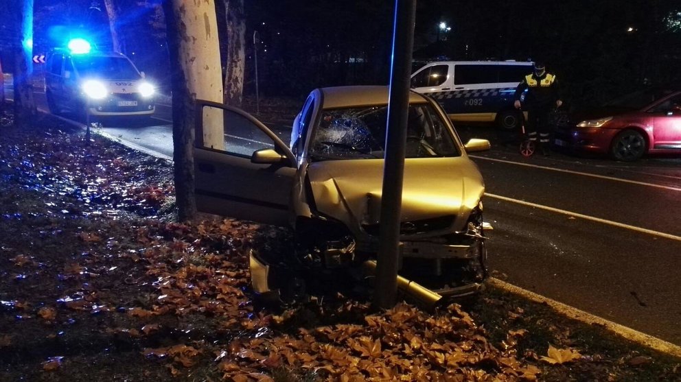 Un coche se sale de la vía y choca contra un árbol y una farola en carretera de la Universidad POLICÍA MUNICIPAL DE PAMPLONA